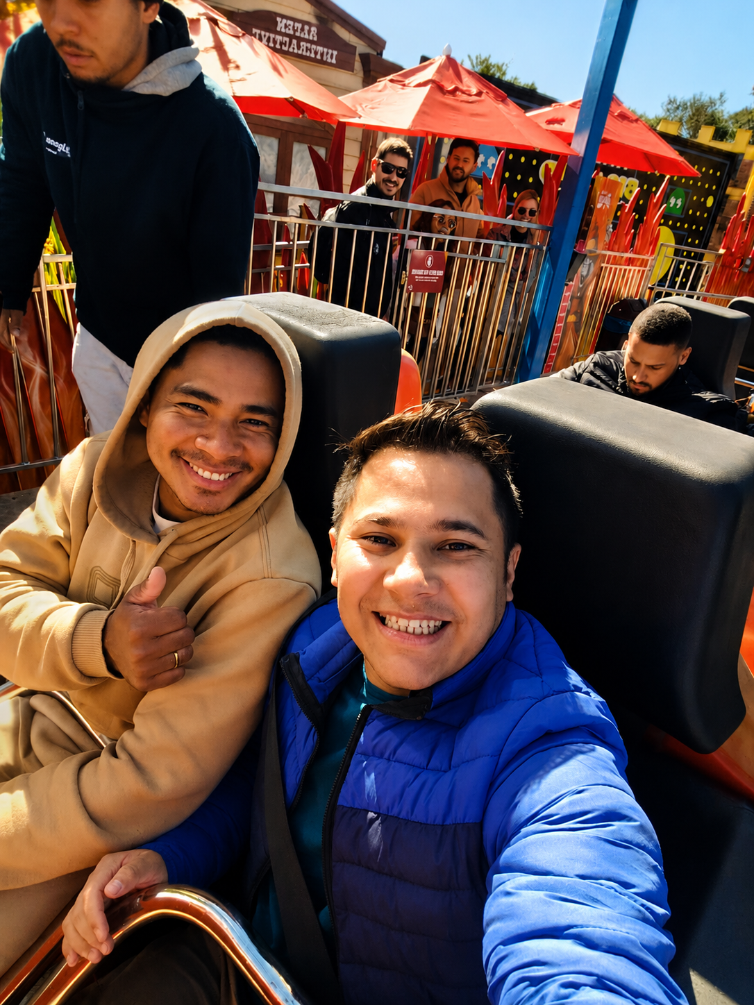 Grupo de viajantes da Heverian no parque de Canela
